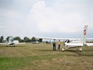 Piloti ze spolenosti Herbst Aero musejí ped vzlétnutím své stroje run...