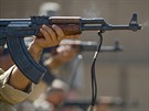 Různé verze legendárného AK-47 se dostaly jak do výzbroje mnoha armád, tak i do...