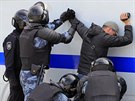 Stovky policist zasahovaly proti demonstraci za povolení úasti opozice ve...