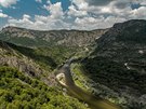 Tento výhled na bulharské hory a eku Ardu te mají dalí dv mláata sup...