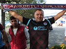 Fanouek Trabzonsporu ped stadionem Sparty na Letné, na úvodní duel 3....