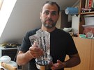 Sklá Ondej Strnadel s trofejí pro letoní Velkou cenu Brna.
