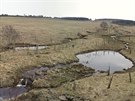Panoramatický pohled na obnovený tok erného potoka do pvodního meandrujícího...