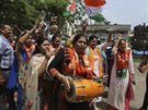 Píznivci vládní Indické lidové strany (BJP) ve mst Dammú oslavují naízení...