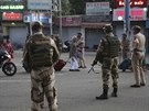 Vojáci indické armády zavádjí bezpenostní opatení ve mst Dammú po...