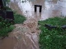 Pvaly vody vytopily na Olomoucku sklepy a rozvodnily potok. (6. srpna 2019)
