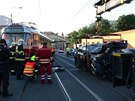 U stetu tramvaje s osobnm autem v ulici Blehradsk zasahuje jednotka...