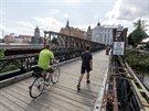 Po lvce pes Moravu nahrazujc v Olomouci pestavovan most cyklist nesm...