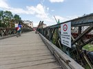 Po lvce pes Moravu nahrazujc v Olomouci pestavovan most cyklist nesm...
