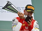 Mick Schumacher slaví triumf v závod formule 2 na Hungaroringu.