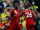 Andrew Robertson (vpravo) a Divock Origi se radují z liverpoolského gólu proti...