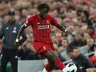 Divock Origi  z Liverpoolu v duelu s Norwich City