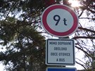 Silnii mn dopravn znaky v Otovicch, od srpna tudy smj projdt...