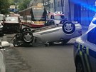 V Praze v Radlick ulici se pevrtilo auto na stechu. (6. srpna 2019)