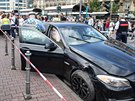 Frankfurtský policista prohledává pokozené vozidlo. Policisté uzaveli stanici...