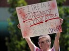 Amanda Lukeová drí transparent s nápisem: Jestli zemu kvli teroristickému...