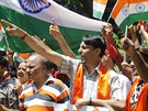 Skupina Ind drí vlajky a kií slogany proti Pákistánu na protestech v...