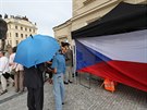 Na Praském hrad zhruba 200 lidí demonstrovalo proti jednání prezidenta Miloe...