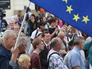 Na Praském hrad zhruba 200 lidí demonstrovalo proti jednání prezidenta Miloe...