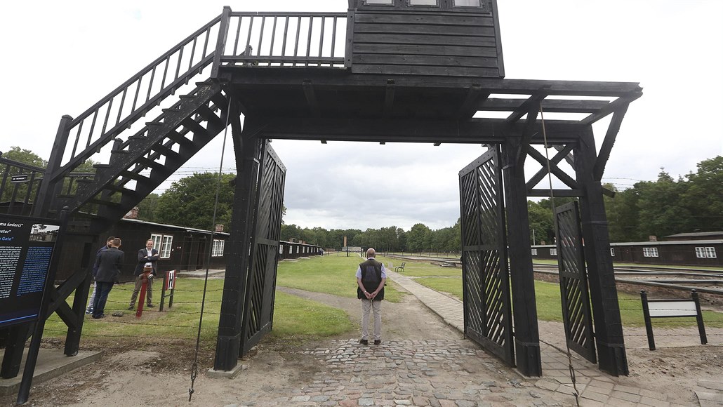 Vstupní brána koncentraního tábora Stutthof na severu dneního Polska.