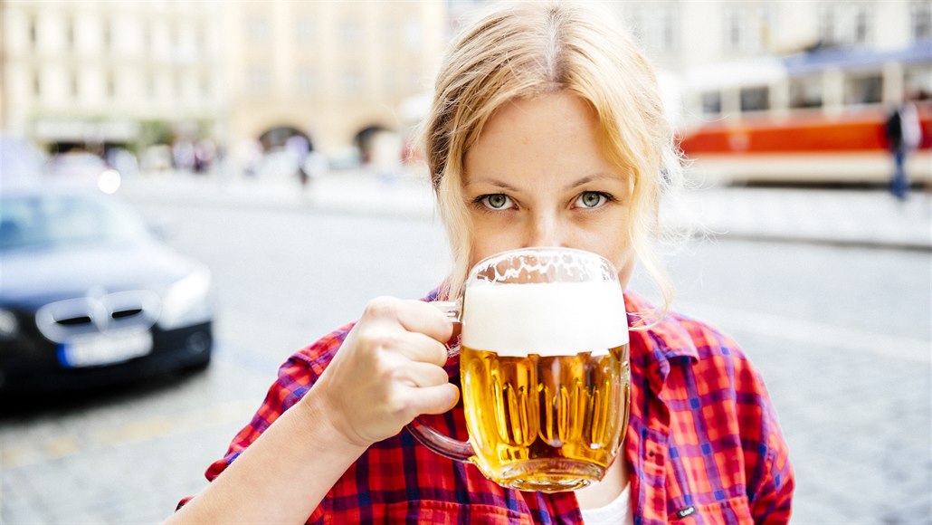 Je alkohol součástí české kultury? V Rozstřelu odpoví adiktolog Miovský