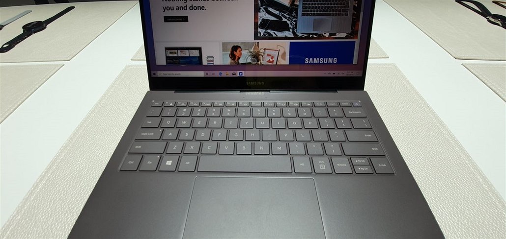 Samsung vrazil do notebooku mobilní čip a dostal se na 23 hodin výdrže