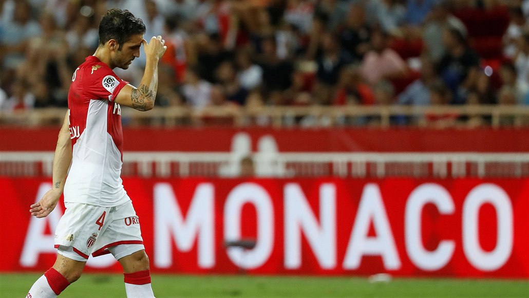 Cesc Fábregas z Monaka opouští jeden ze zápasů předčasně kvůli červené kartě.