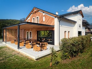Architekti pamatovali i na venkovní kryté posezení.