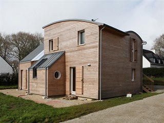 Dřevo a beton představují základní materiály konstrukce tohoto přírodního domu.