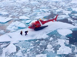 LEDOVÝ HELIPORT. Vrtulník ze védského ledoborce Oden pistává na ledové ke,...