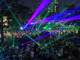LASERY V HONGKONGU. Lidé v Hongkongu pouívají laserová ukazovátka, aby...
