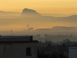 Tba zaíná hned za mstem. Rypadlo v lomu Bílina pi pohledu z Litvínova, v...