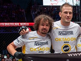 Vlevo je MMA trenr Dan Bartk se svm svencem Viktorem Petou na turnaji...