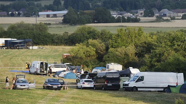 Organiztoi vkendov technoparty se dohodli s vlastnkem pozemku u kova na jihu Plzeska. Odpoledne a v podveer 2. srpna 2019 tam najdly kamiony a organiztoi na mst zaali s instalac aparatur a dal techniky.