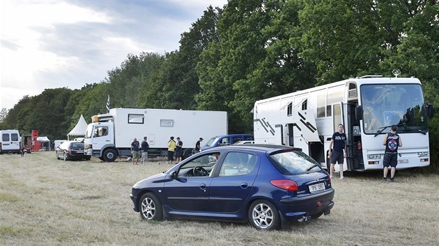 Organiztoi vkendov technoparty se dohodli s vlastnkem pozemku u kova na jihu Plzeska. Odpoledne a v podveer 2. srpna 2019 tam najdly kamiony a organiztoi na mst zaali s instalac aparatur a dal techniky.