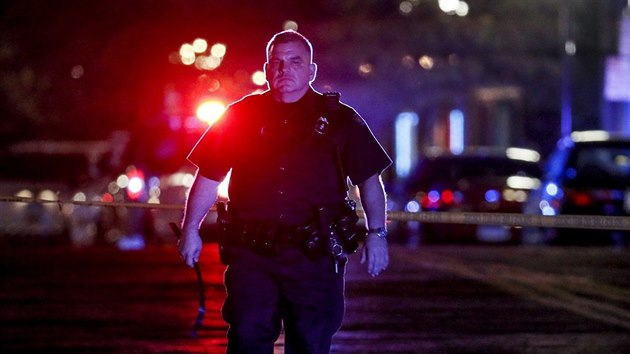 Policista na mst stelby ve mst Dayton v americkm stt Ohio, kde tonk ped mstnm barem zabil devt lid a estnct zranil. (4. srpna 2019)