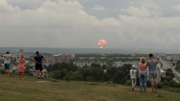 Lid sleduj plameny a kou stoupajc z msta vbuch v muninm skladu pobl ruskho msta Ainsk v Krasnojarskm regionu (5. 8. 2019).