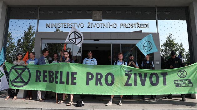 Dvacet lid protestovalo ped budovou ministerstva ivotnho prosted v praskch Vrovicch proti postoji vldy ke zmnm klimatu. (6. srpna 2019)