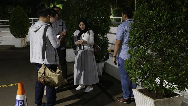Lid se evakuovali z obchodnho centra v Jakart pot, co Indonsii zashlo zemtesen. (2. srpna 2019)