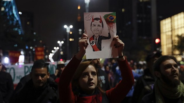 Lid protestovali proti brazilsk diktatue, kter m podle nich na svdom mnoho lidskch ivot. Demonstrace byla zamen tak proti prezidentovi Bolsonarovi. (5. srpna 2019)