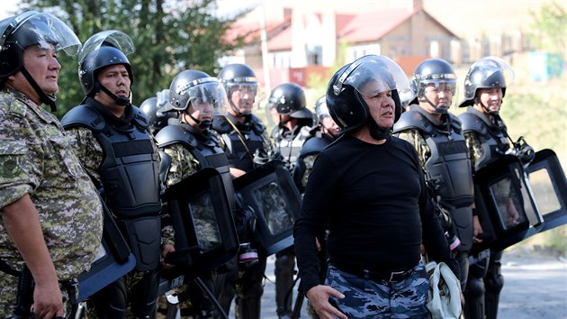 Policie dva dny oblhala Atambajevovu rezidenci u Bikeku, kde ho brnila a tiscovka jeho pvrenc. (8. srpna 2019)