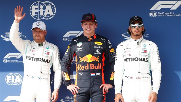 Max Verstappen (uprosted) z tmu Red Bull Racing Honda ovldl kvalifikaci na Velkou cenu Maarska. Za nm dojeli Valtteri Bottas (vlevo) a Lewis Hamilton z Mercedesu.