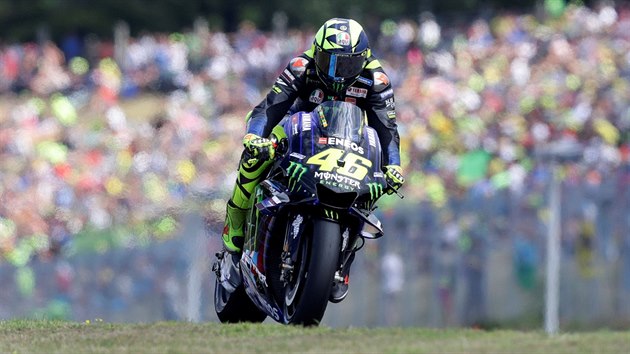 Valentino Rossi, jezdec tmu Monster Energy Yamaha, jede zvod MotoGP v Brn.