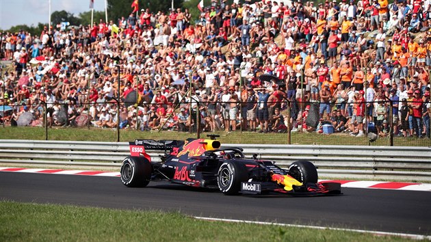 Po vtzstv v kvalifikaci usiluje Max Verstappen z Red Bullu o triumf tak v hlavnm zvod Velk ceny Maarska.