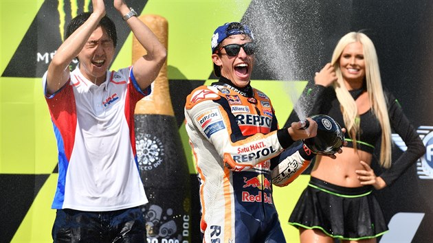Marc Mrquez (uprosted) z tmu Repsol Honda slav sv vtzstv na brnnskm zvod MotoGP.