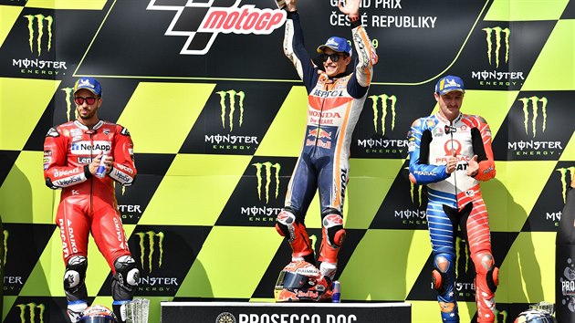 Marc Mrquez (uprosted) vyhrl brnnsk zvod MotoGP. Druh dojel Andrea Dovizioso (vlevo), tet pak Jack Miller.