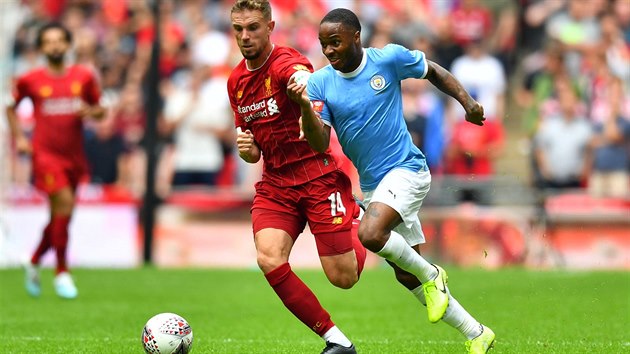 Jordan Henderson z Liverpoolu a Raheem Sterling z Manchesteru City bojuj o balon v utkn o pohr Community Shield.