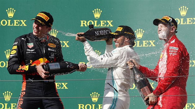 Oslava na stupnch vtz. Lewis Hamilton (uprosted) Velkou cenu Maarska vyhrl, druh skonil Max Verstappen (vlevo). Tet pak Sebastian Vettel.