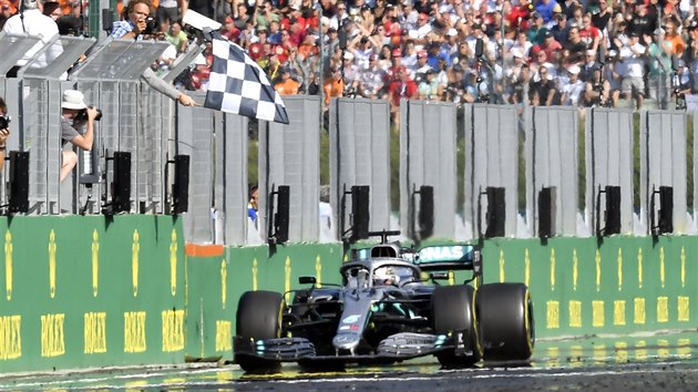 Lewis Hamilton z Mercedesu projel clem Velk ceny Maarska jako prvn.