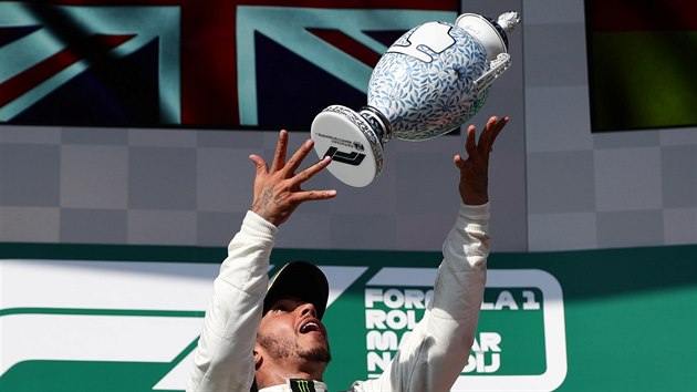 Lewis Hamilton s trofej po vtzstv v Maarsku.